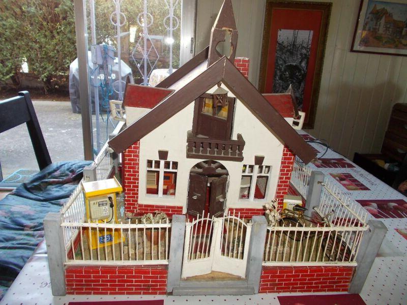 ancienne maison de poupee miniature en bois