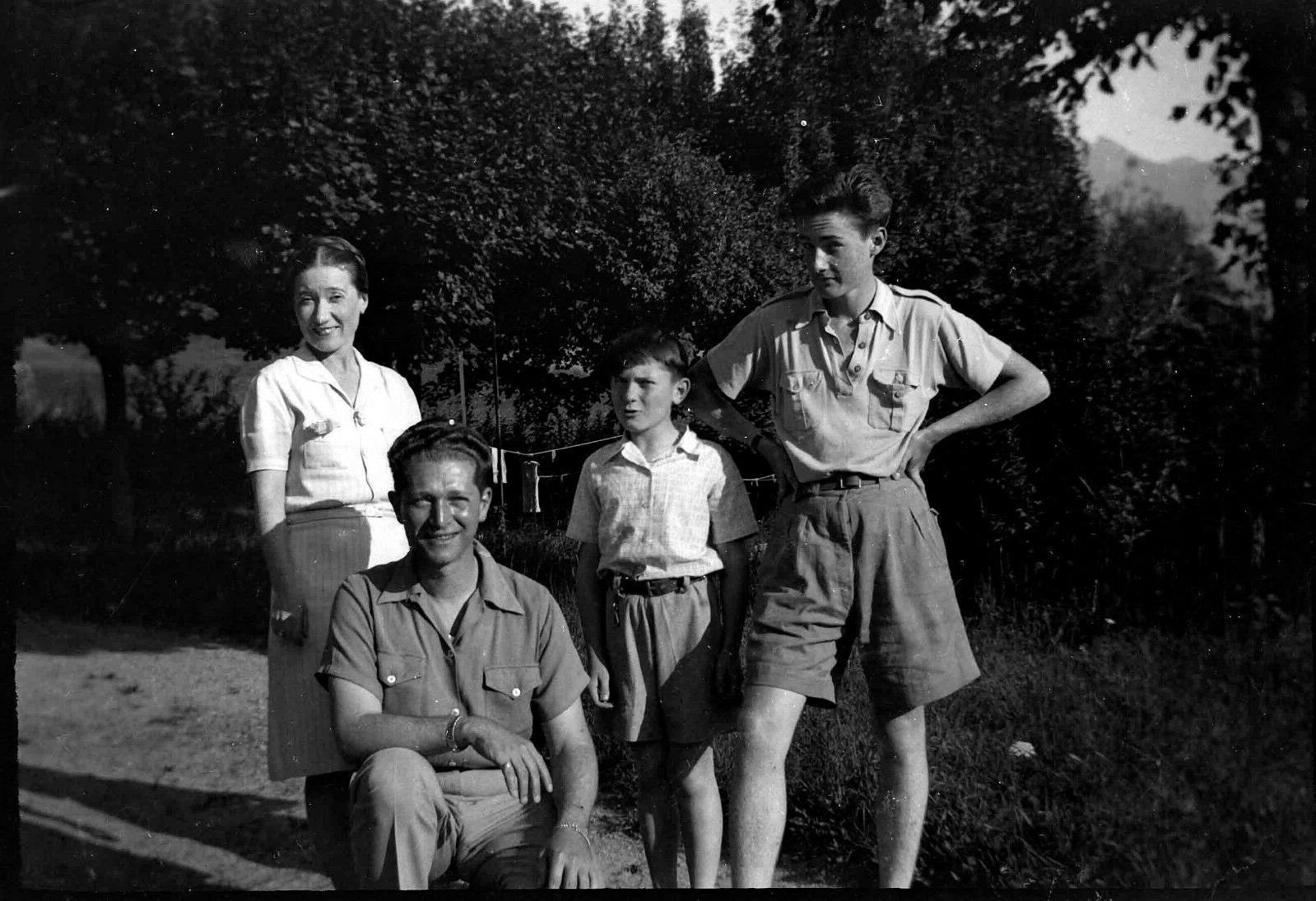 famille parents enfants dans le jardin ancien
