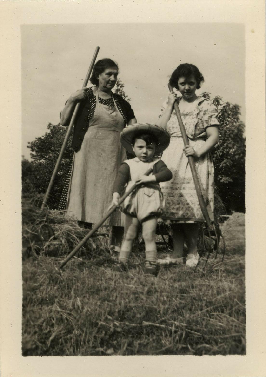 photo ancienne vintage snapshot enfant champ travail