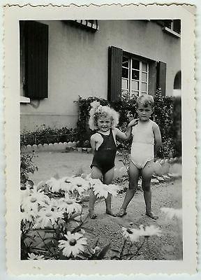photo ancienne vintage snapshot enfant jardin fleur