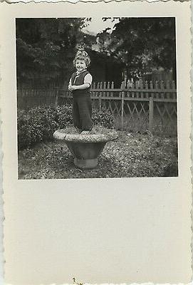photo ancienne vintage snapshot enfant jardin pot