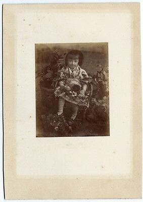 photo enfant petite fille dans le jardin